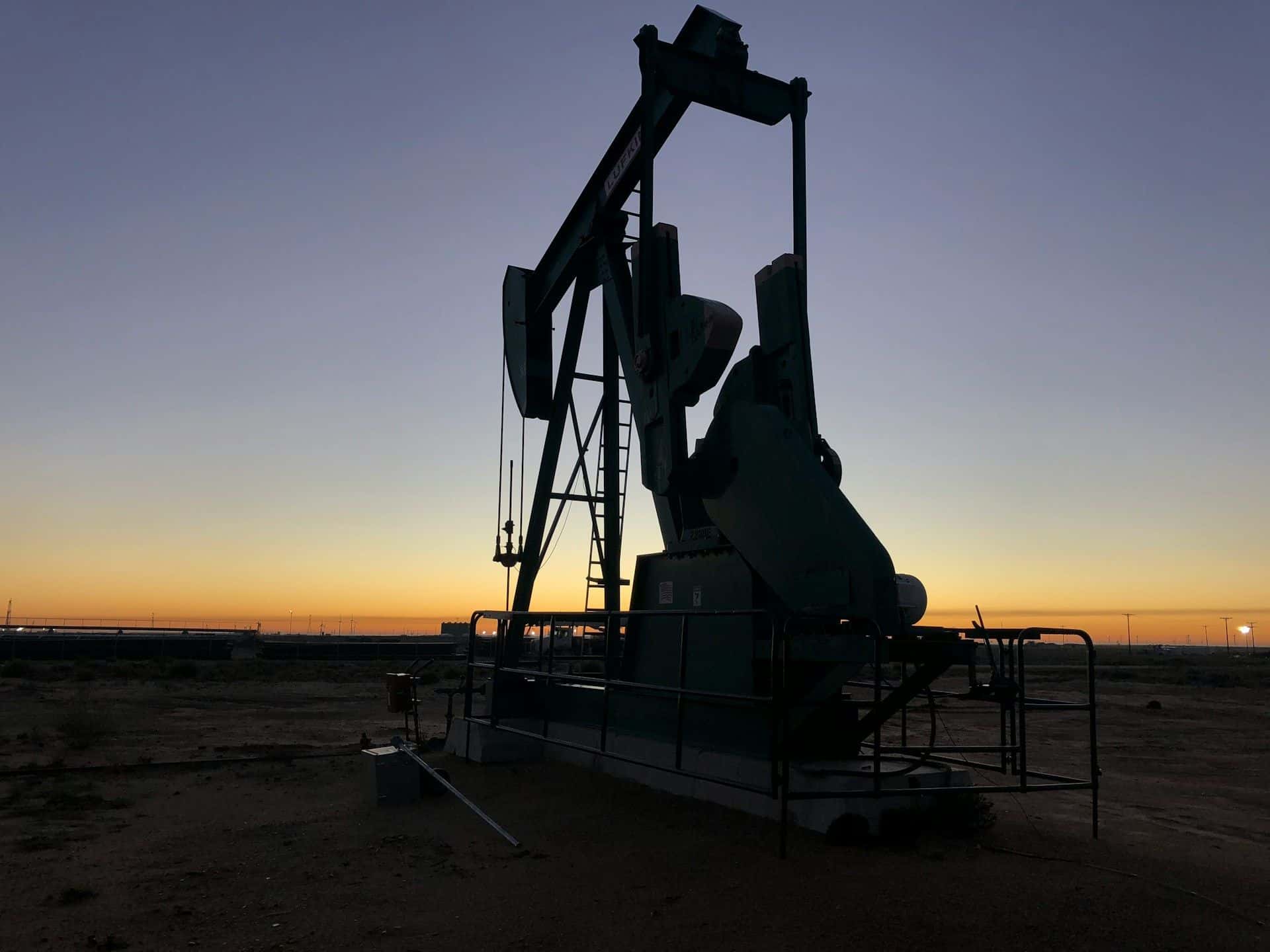 US Tariff Uncertainty and OPEC+ Output Plans Weigh on Oil Market Sentiment