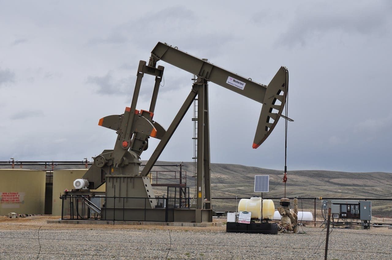 Geopolitical Tensions Over Iran Disrupt Oil Markets and Investor Confidence